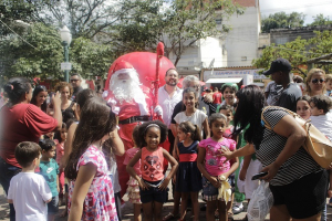 Chegada do Papai Noel em Formiga reúne grande público na Praça Ferreira Pires