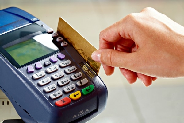 Governo autoriza comércio a cobrar preços diferentes para cartão e dinheiro