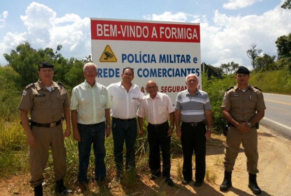 Placas informativas sobre segurança são instaladas nas entradas da cidade de Formiga/MG
