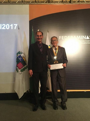 O empresário Estácio Vieira, junto ao Presidente da ACIF/CDL Formiga, Rogério Pereira Iunes, recebendo o prêmio da Federaminas em Araxá.