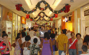 SPC Brasil mostra que metade dos consumidores que irão presentear no Natal devem usar o 13º nas compras