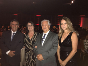 O empresário homenageado Osmar Lourenço Vaz, ladeado à esquerda pela presidente da ACIF CDL Formiga, Isabel Cristina Castro Pereira e o presidente da Associação Comercial e Empresarial de Juiz de Fora, Aloísio Vasconcelos Barbosa e à direita pela diretora da ACIF CDL Maria Biatris de Paula Fiúza Costa.