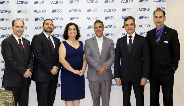 Emílio César Ribeiro Parolini, presidente da Federaminas, Luiz Gustavo Sousa Tatagiba, ex-presidente da ACIF ao lado da atual presidente, Isabel Cristina Castro Pereira ao lado do atual presidente da CDL Silvino Luciano Silva, o vice-presidente para assuntos da Região centro-Oeste representando a FCDL Maurício Gonçalves Nazaré, seguido do ex-presidente da CDL Formiga Rogério Pereira Iunes