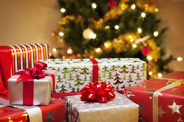 Seis em cada dez brasileiros pretendem comprar presentes para si mesmos no Natal, aponta pesquisa CNDL/SPC Brasil